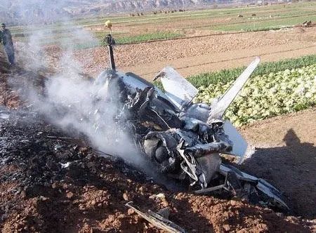 2006年11月14日,驻临洮机场的飞行员李剑英在结束训练之后驾驶歼击机