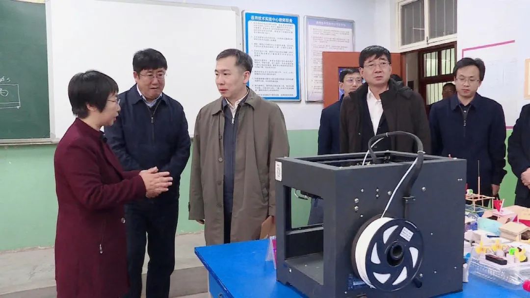 当天,教育部高校学生司副司长李强,海南省考试局二级巡视员陈健阳还