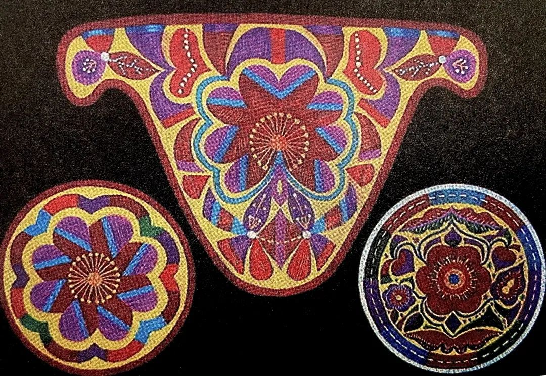 在岷江上游地区的石棺墓葬中出土的双耳罐上的漩涡纹与羌族传统服饰云