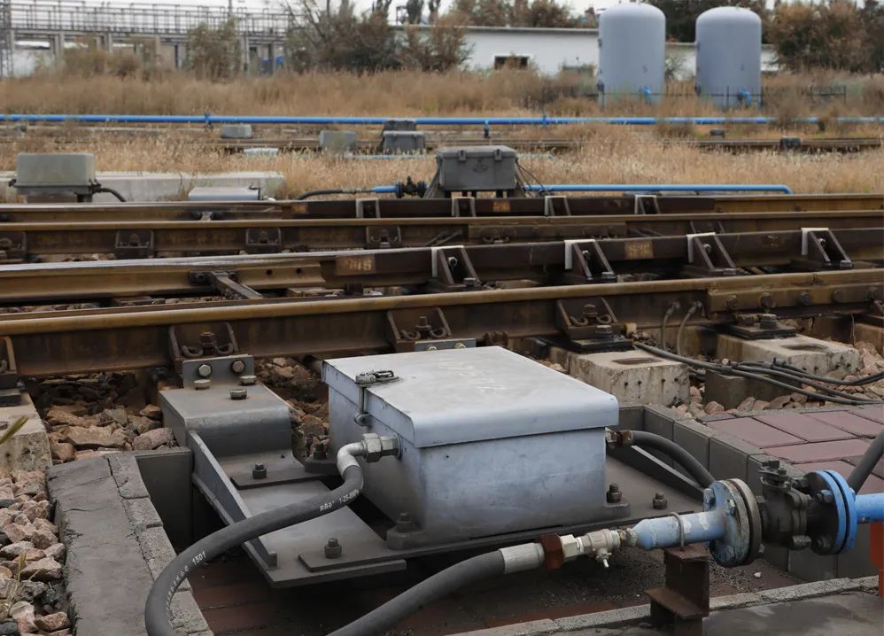 "追风者"们的精心呵护保证了送"风"安全,干净让一列列火车安全解体