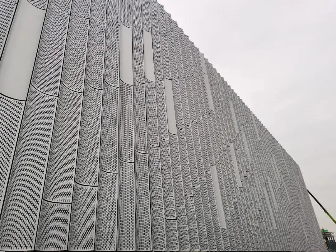 同时实现仿竹简肌理立面形象营造舒适阅读环境运用拉索系统的穿孔铝板