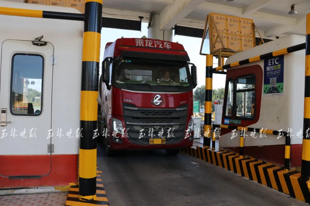 安装有etc的货车通过etc专用车道陈思宇说,现在货车etc办理流程简化了