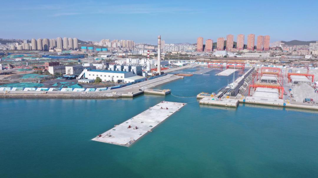 大连湾海底隧道首批沉管出坞