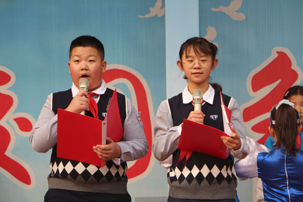 双西小学开展红领巾心向党民族团结一家亲主题升旗活动