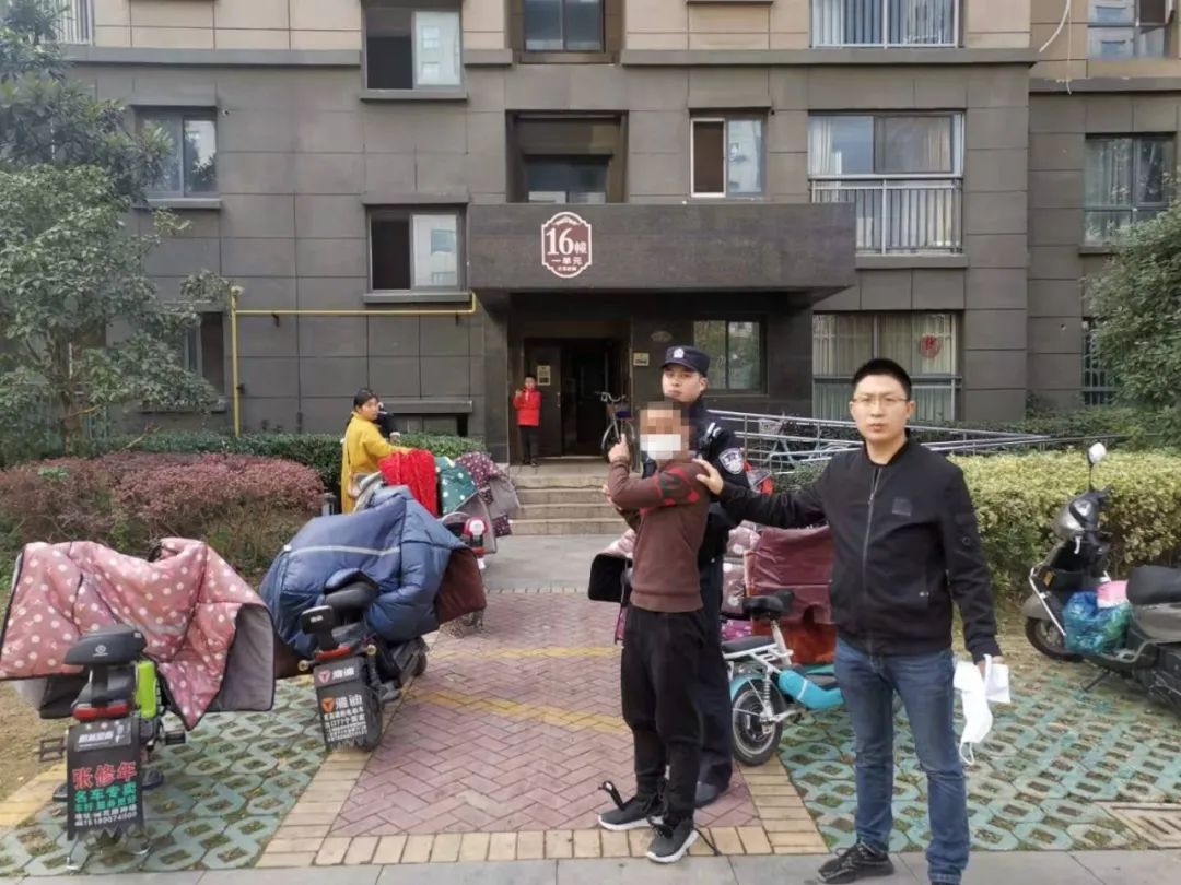 警方提醒嫌疑人利用插片開鎖的方式進入屋內,因此市民在深夜休息或者