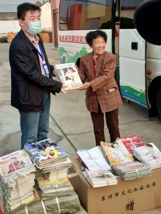 近日,在虎头崖镇翟村,村民们正围着市图书馆的图书流动服务车,挑选