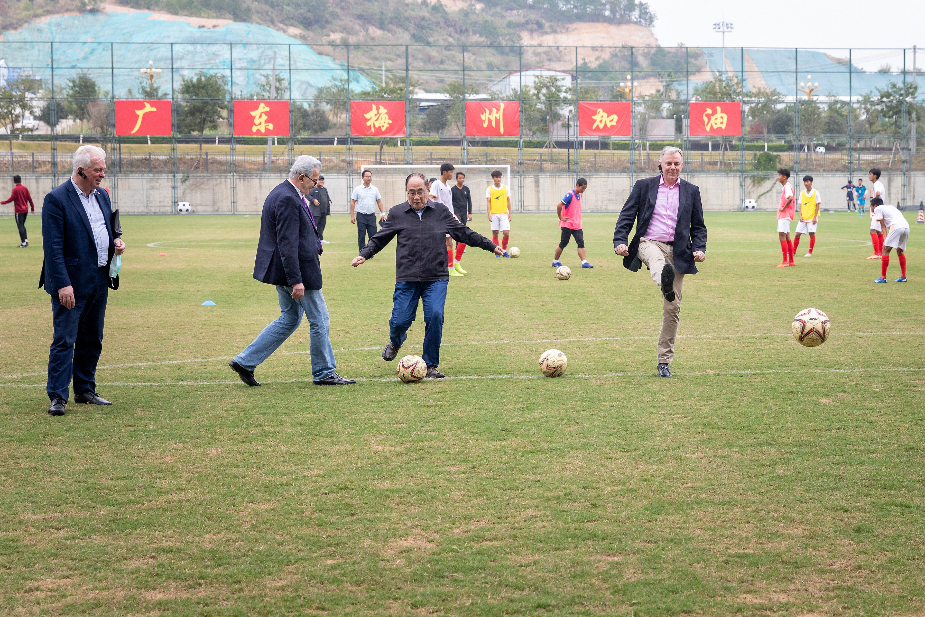 考察团一行在五华县国家运动休闲(足球)特色小镇考察时感受梅州的足球