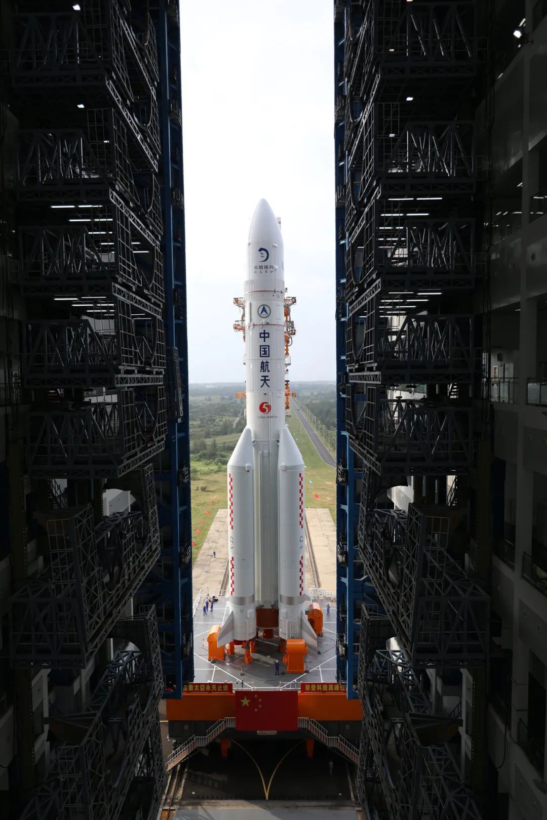 长征五号遥五运载火箭垂直转运至发射区