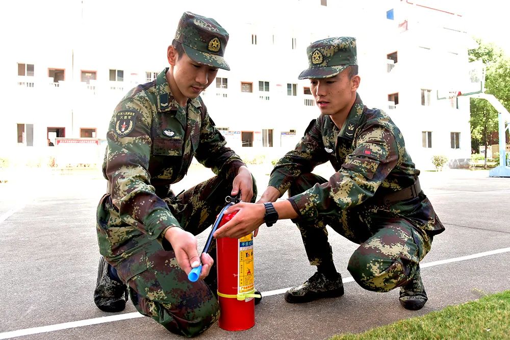 危急时刻,"东风快递小哥"果断出手