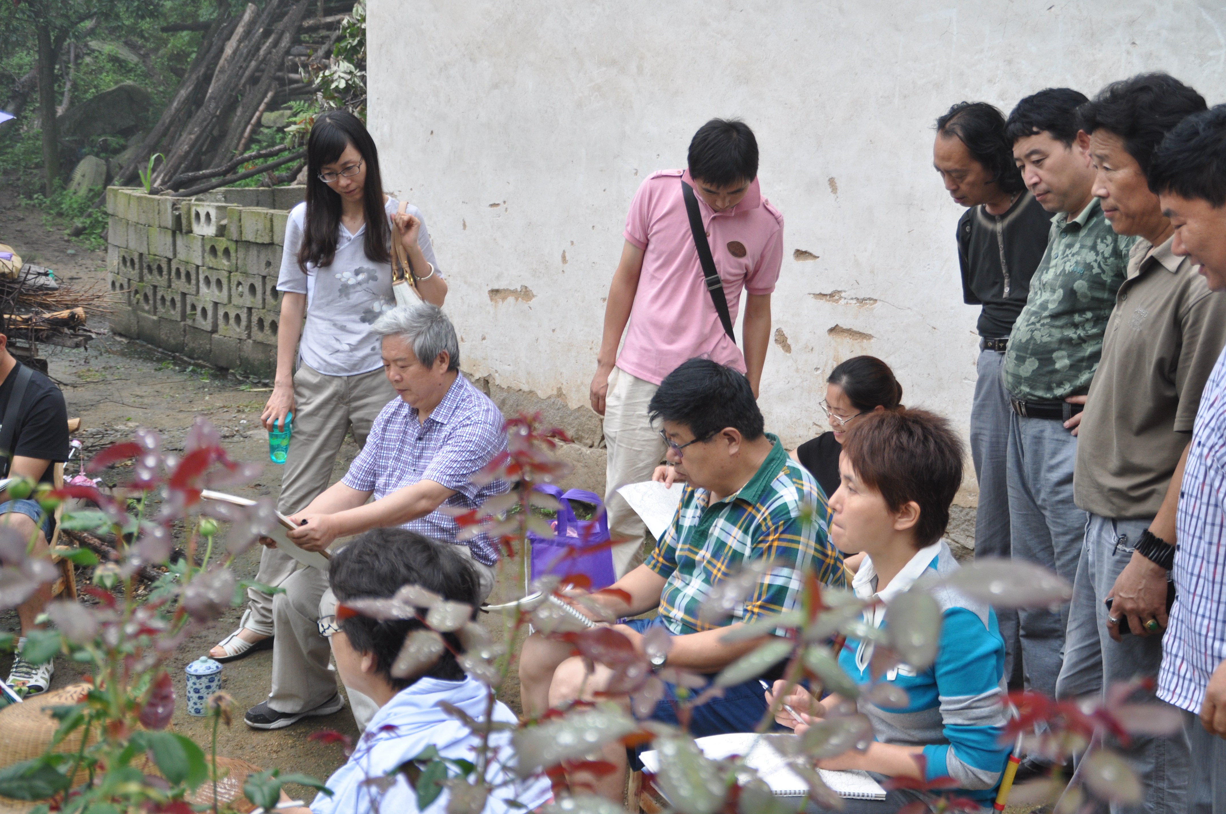 李志向带学生们进行采风创作