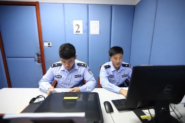 继续埋头苦干,只为"余年无骗"这一年来,戴佳伟不是在出差,就是在去