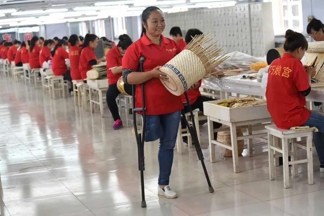 脫貧攻堅巧娘宮妙手編出幸福來