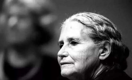 莱辛到十九号房间去