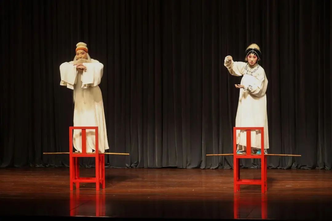 昆剧《椅子》以中国戏曲最经典的"一桌二椅"样式呈现,以戏曲的虚拟