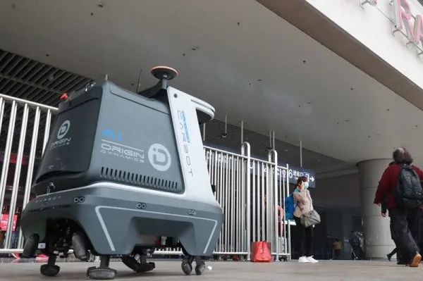 科技全国首例这个机器人会自己捡垃圾