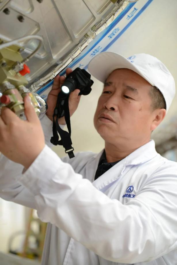 2019年大国工匠年度人物揭晓14所班组长胡胜在列身边榜样