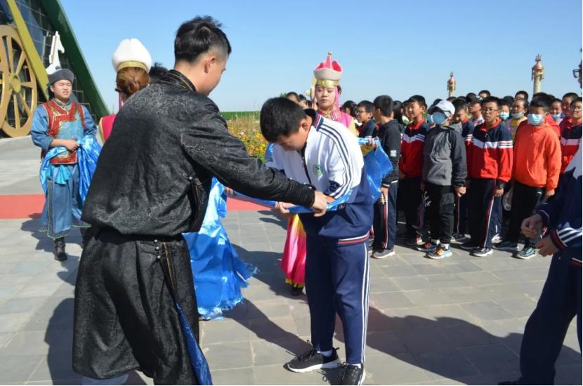 阿左旗第四中学开展了以"民族团结促和谐"为主题的教育宣传活动,号召