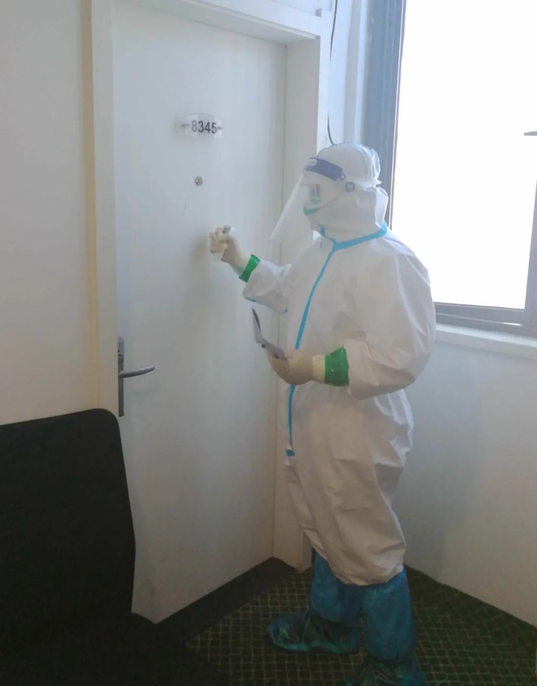在宝山区罗店集中医学观察隔离点,每一个工作人员都身兼数职,用温情
