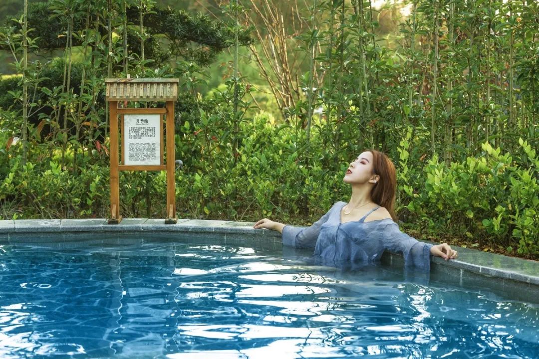 置身于药浴池中,不仅使身体吸收了温泉水中丰富的矿物质,而且通过热透