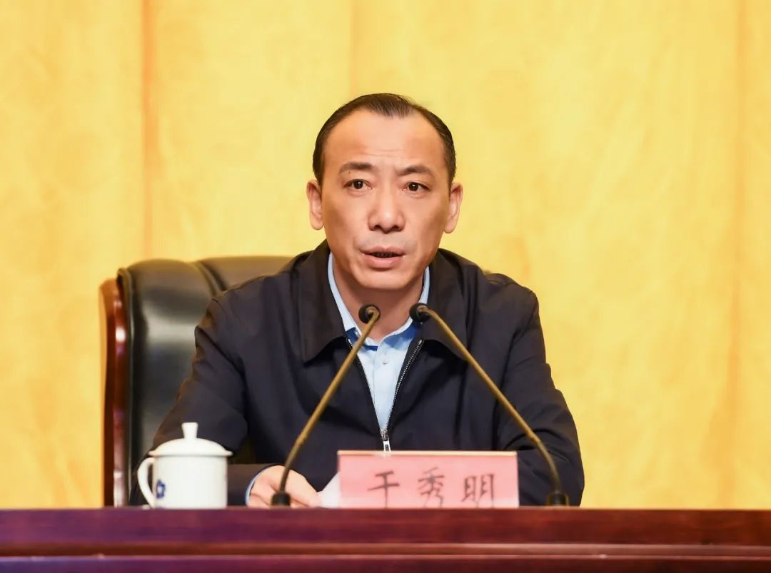 报告中,徐建文从深刻领会党的十九届五中全会的重大意义,充分认识党和