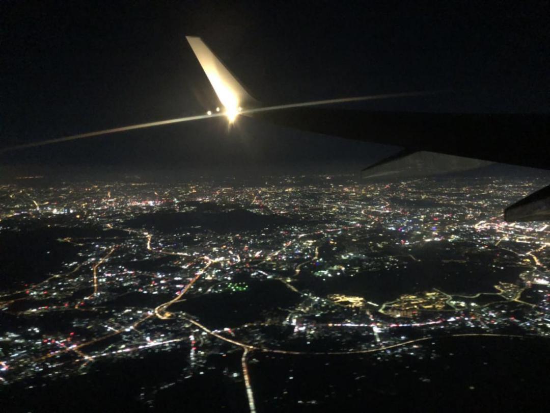 1717俯览深圳夜景旅游时我喜欢订晚上的航班,从天空往下看,一座