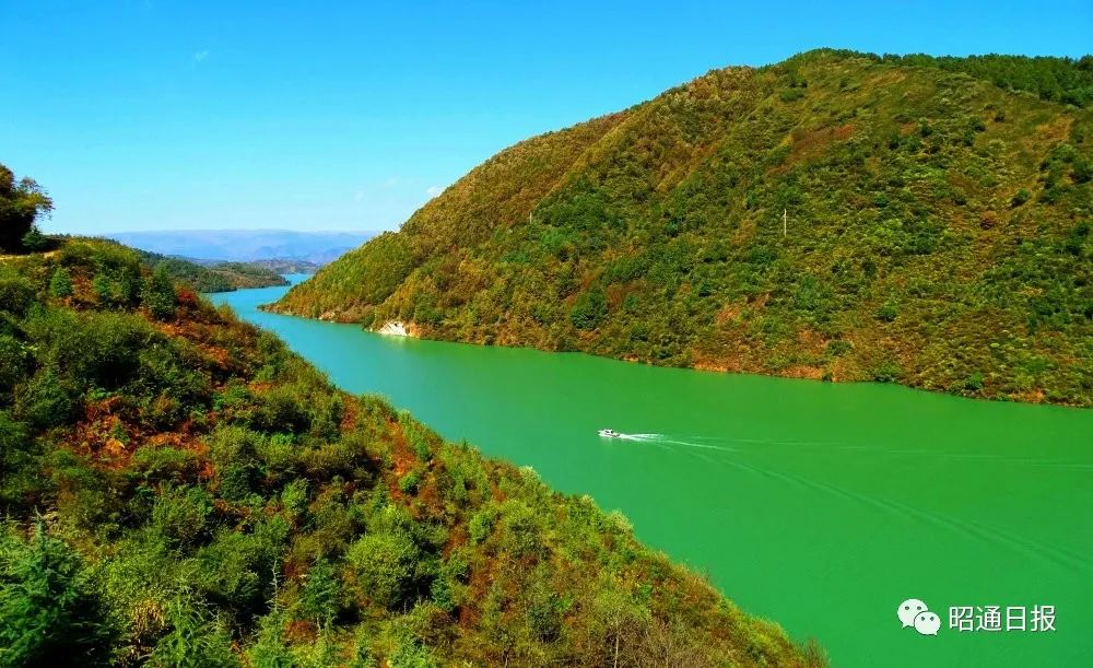 影像郑远见秋天染过的渔洞水库