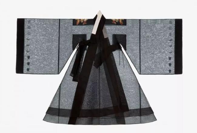 像就是那么巧四周镶宽边,腰间系两根带子的直缀最喜欢穿的衣身宽松