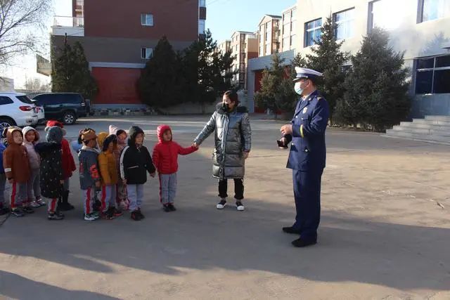 12日,庫倫旗小百靈幼兒園的孩子們和老師走進庫倫旗消防救援大隊參觀