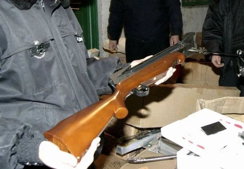 喜欢枪也不能自己造真的呀