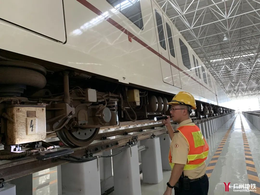 前会看看周边有没有异物,轮胎气压是否正常,发动机启动是否有异常等