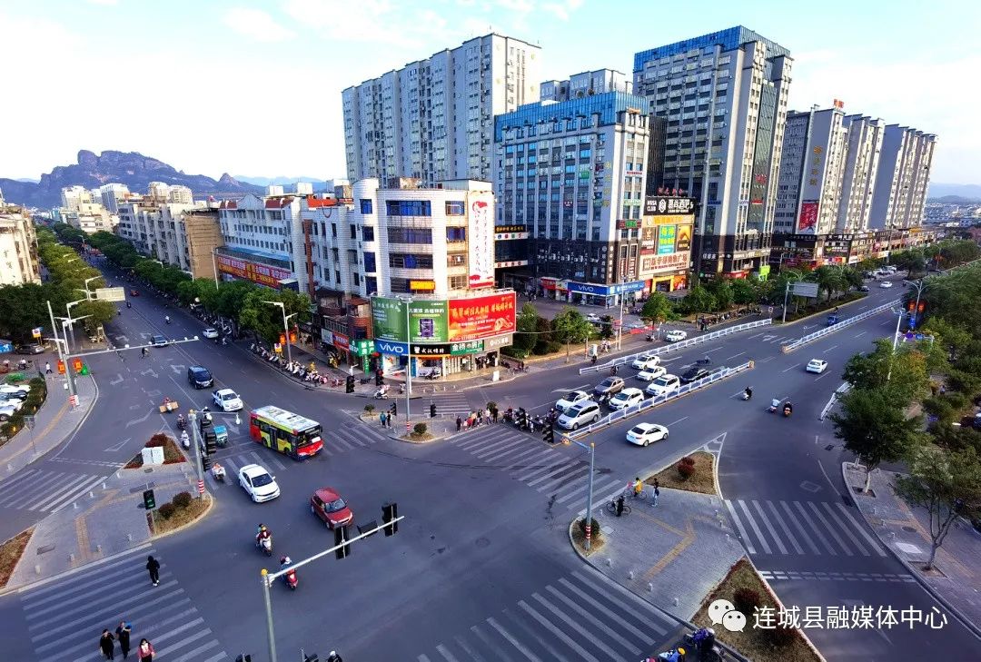 莲花花园连城有了一点大城市的味道一幢幢高楼拔地而起我们的城市变