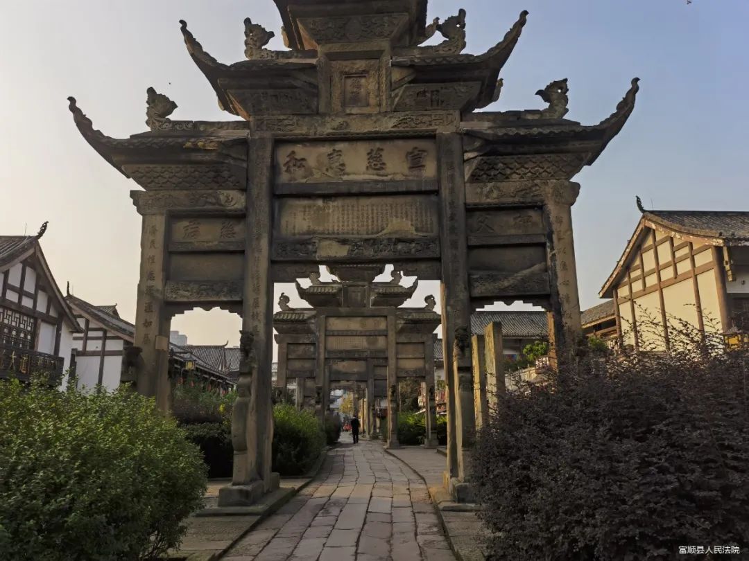 富顺法院拍了拍隆昌法院并交流了工作经验