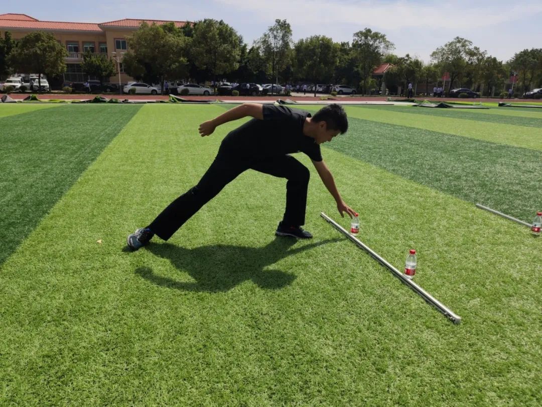 干警示范4乘10米折返跑的提速技巧,认真细致,动作规范,标准.