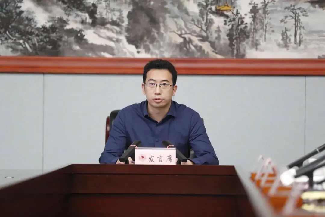 杨佳威代表致公党市委会在市政协月度协商会作交流发言