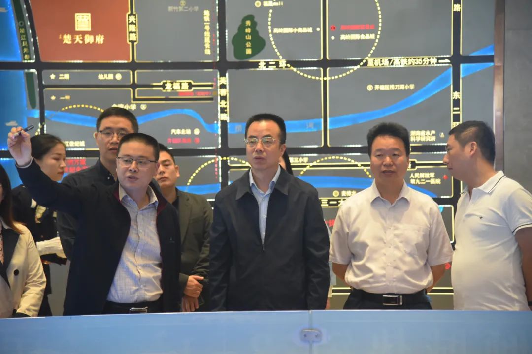 区领导李国军,易文斌以及相关部门,街道负责人参加.