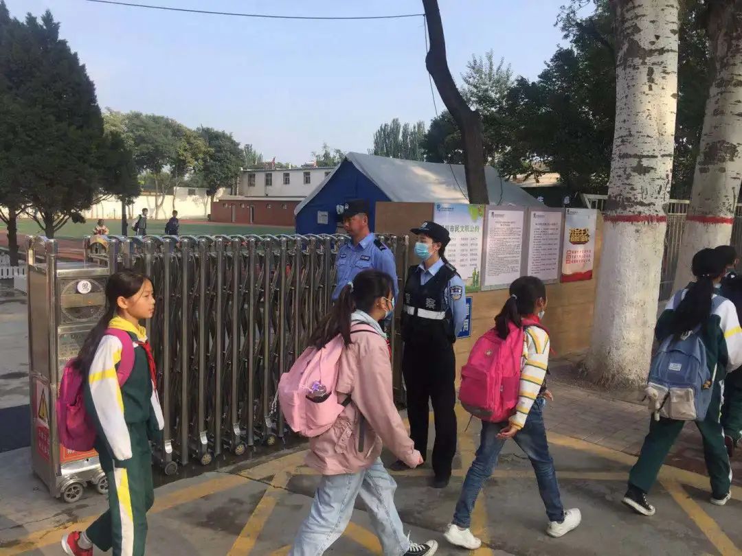 茅子俊容祖儿和刘浩龙外出约会庆生容祖儿嘴角含笑满脸娇羞恋情万家麟