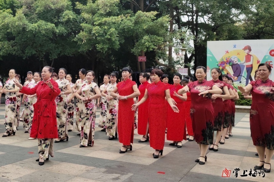 阿姨们身着古典旗袍,正在学站姿,练走秀(受访者供图)