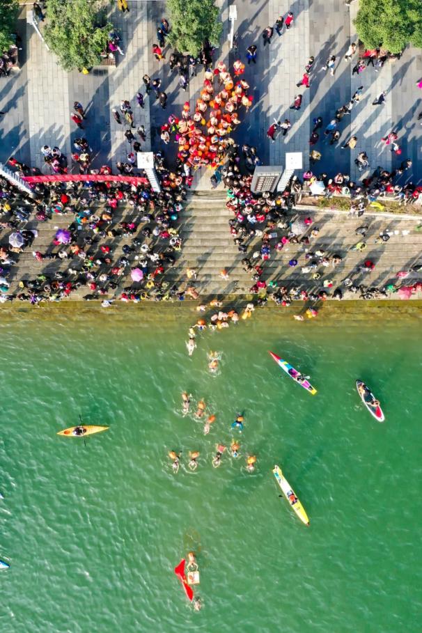 重庆万州劈波斩浪六百泳士畅游平湖游冬泳