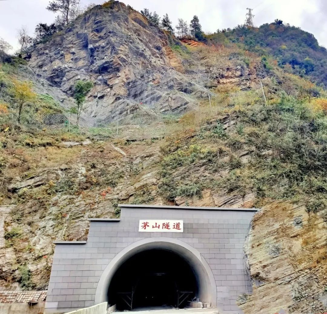 项目马桥隧道三次穿越滑坡断裂带,出口位于滑坡体上,是整条高速公路中