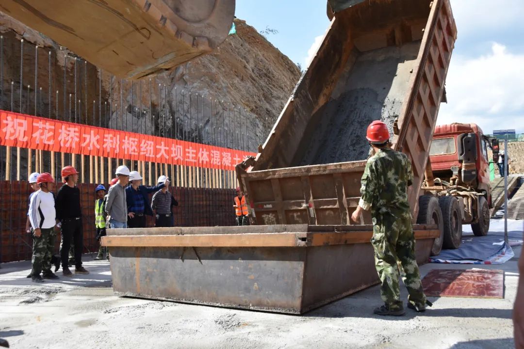 重力壩,佈置於羅塘河上游雷家山峽谷段,主要由溢流壩段,非溢流壩段,取