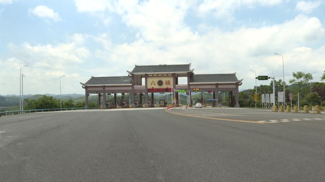 市旅游环线,龙扎线,龙潭路延伸段;五纵,指包括同城大道,金龙大道