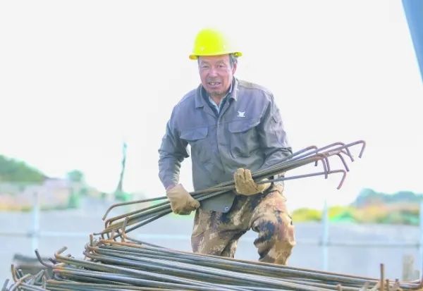 工人在搬运钢筋.