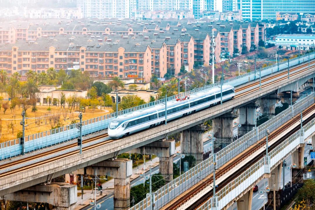 cj6型动车组行驶在长株潭城市群目前,在中国国家铁路集团有限公四的