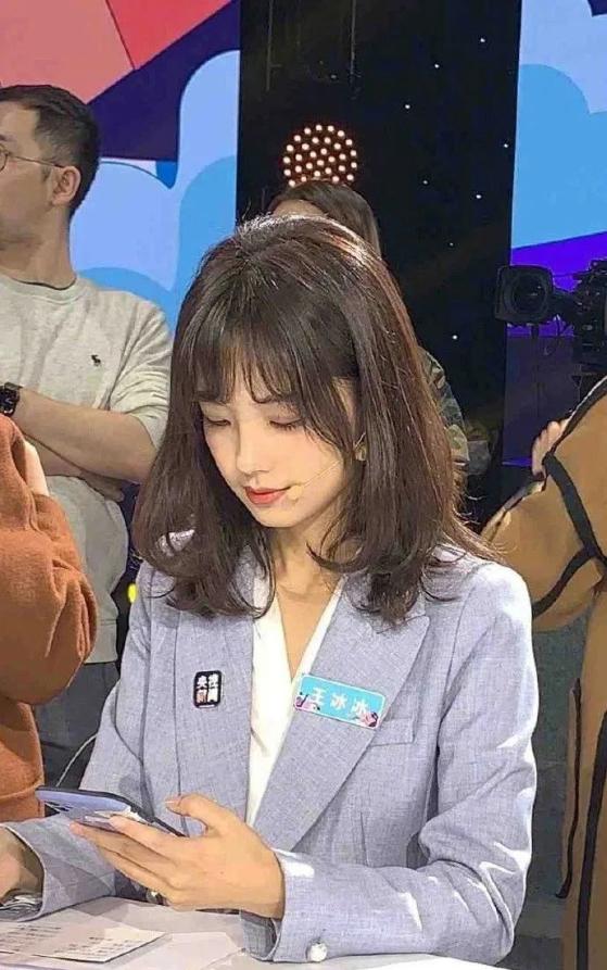 国名初恋脸的央视记者迷倒多少人