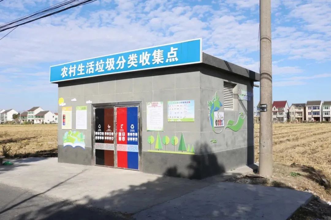 如今的收集点不再蚊蝇漫天,垃圾乱丢焕然一新的垃圾站成为了乡村路上