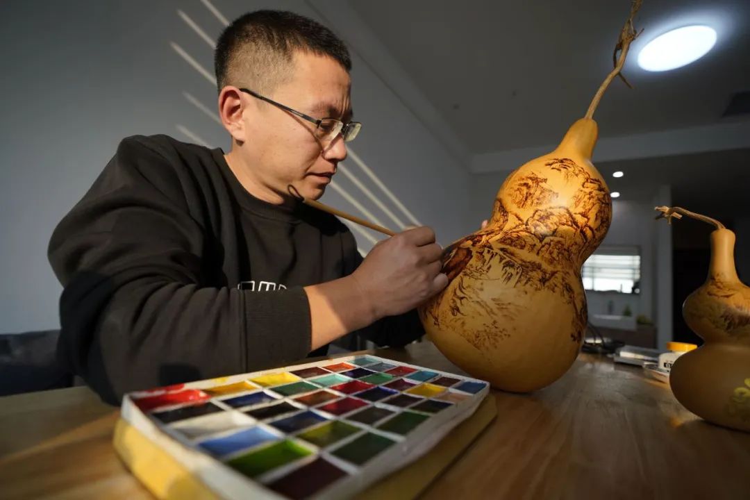 "守艺人"王坤:让"烙画"在创新中传承发展