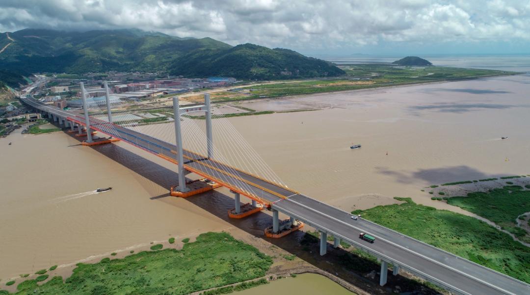 鳌江六桥 平阳县委宣传部供图高铁与高速起飞 赵用摄通向幸福的路