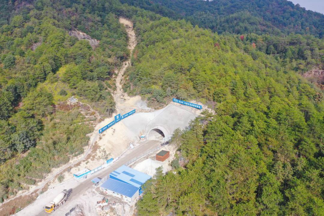 三隧道贯通打通了一条施工便道中间搭设钢便桥的方式项目采用在河道