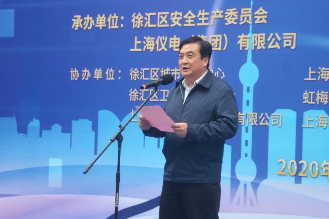 王宏伟副区长代表区委,区政府向长期以来关心支持,积极参与消防工作的