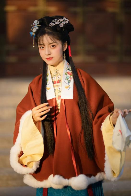 再回到文章开头的王乐天事件,"同袍"们把王乐天穿着汉服行走在街头的